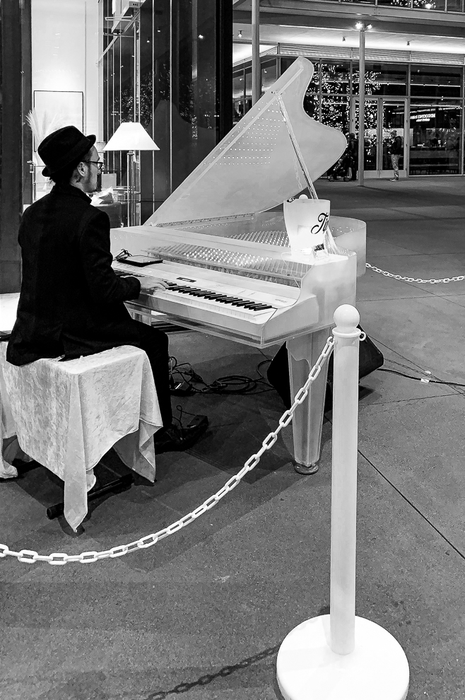 Monochrome Mondays: Piano&nbsp;player
