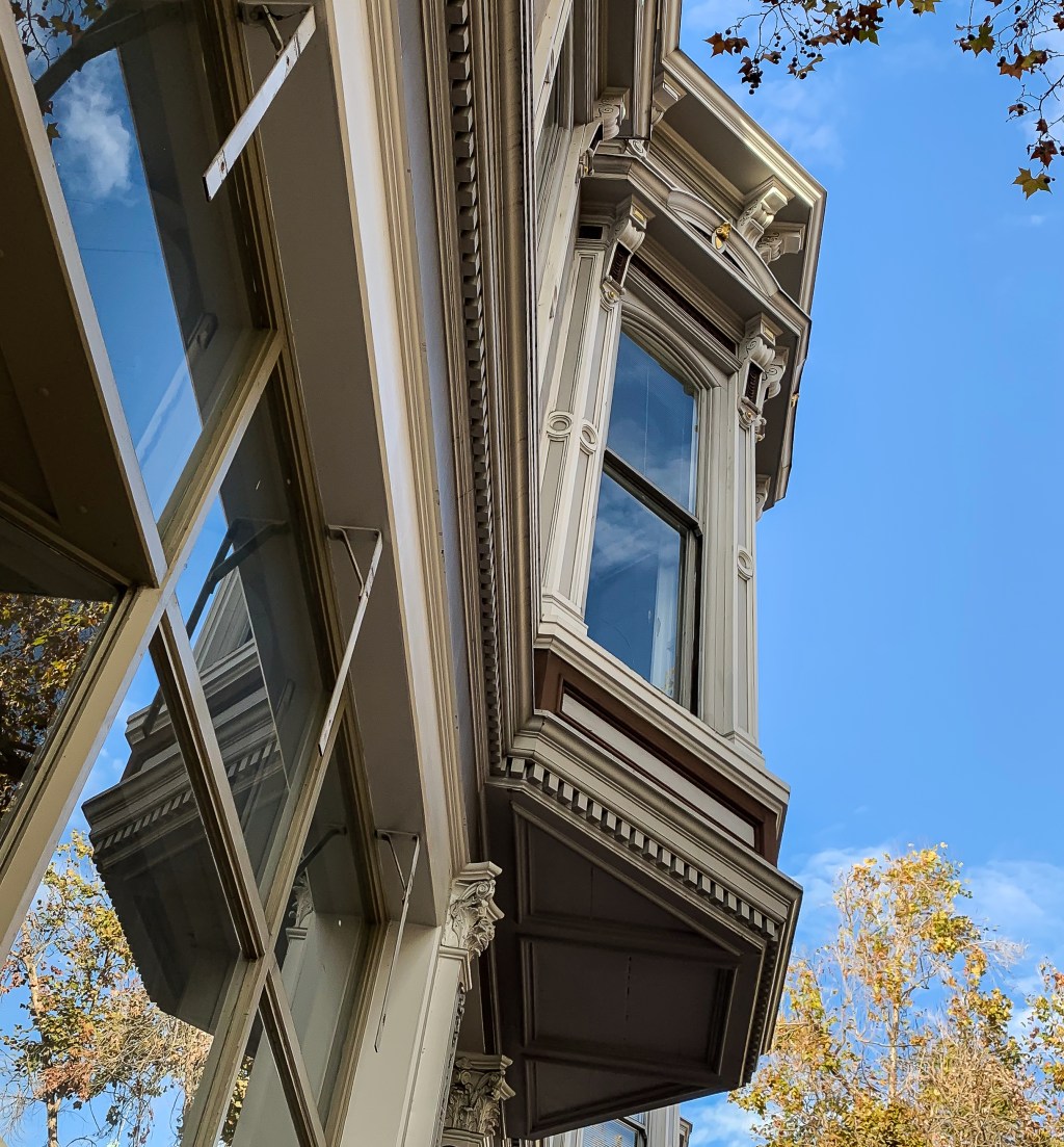 Windows and reflections of a clear&nbsp;sky