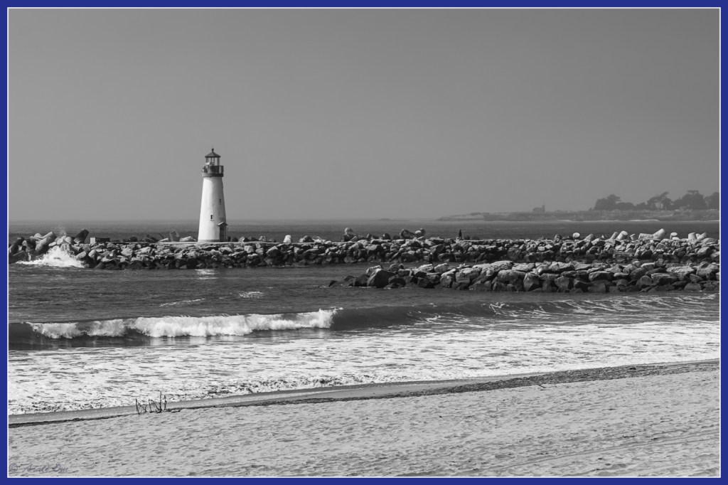 Monochrome Mondays: Lighthouse on a foggy&nbsp;morning