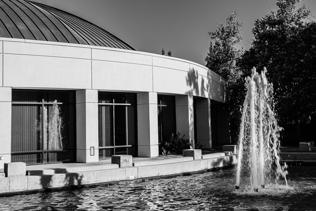 Monochrome Mondays: A fountain, shadows and&nbsp;reflection
