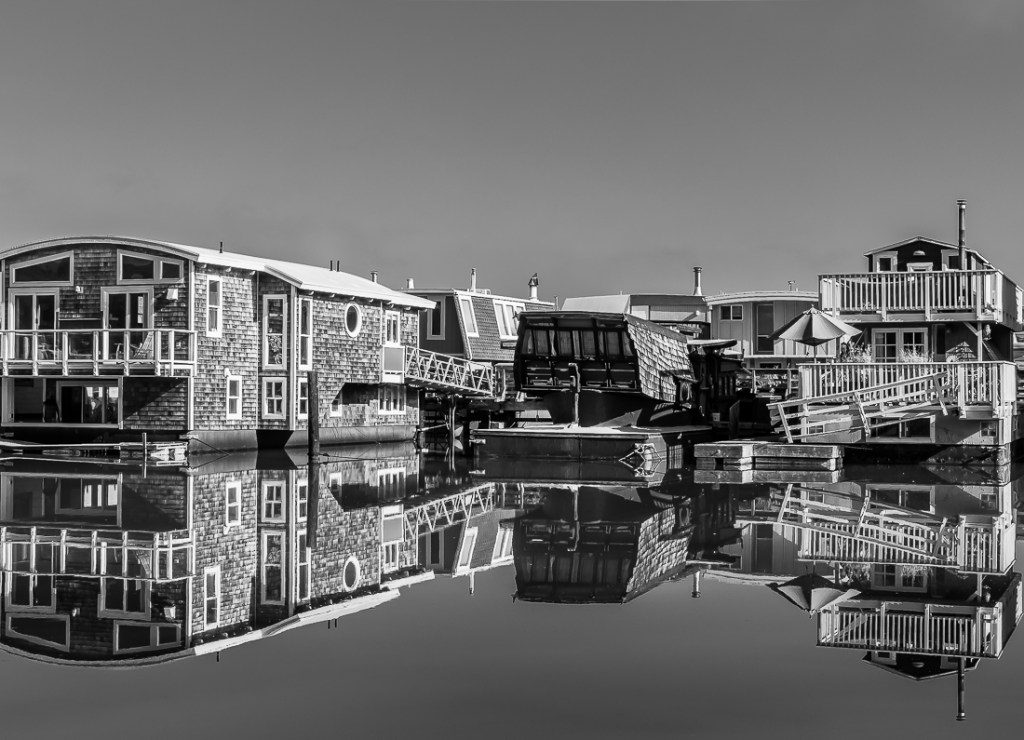 Monochrome Mondays – Lost in&nbsp;reflections