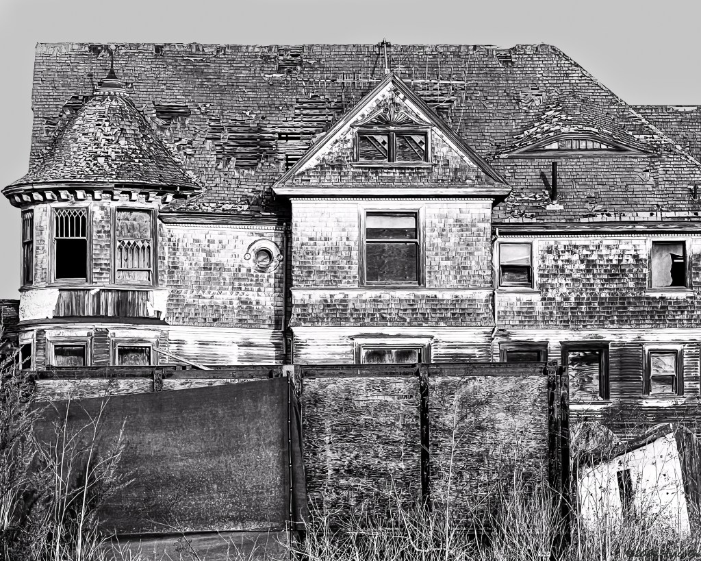 Monochrome Mondays: The old house on Beach&nbsp;St.