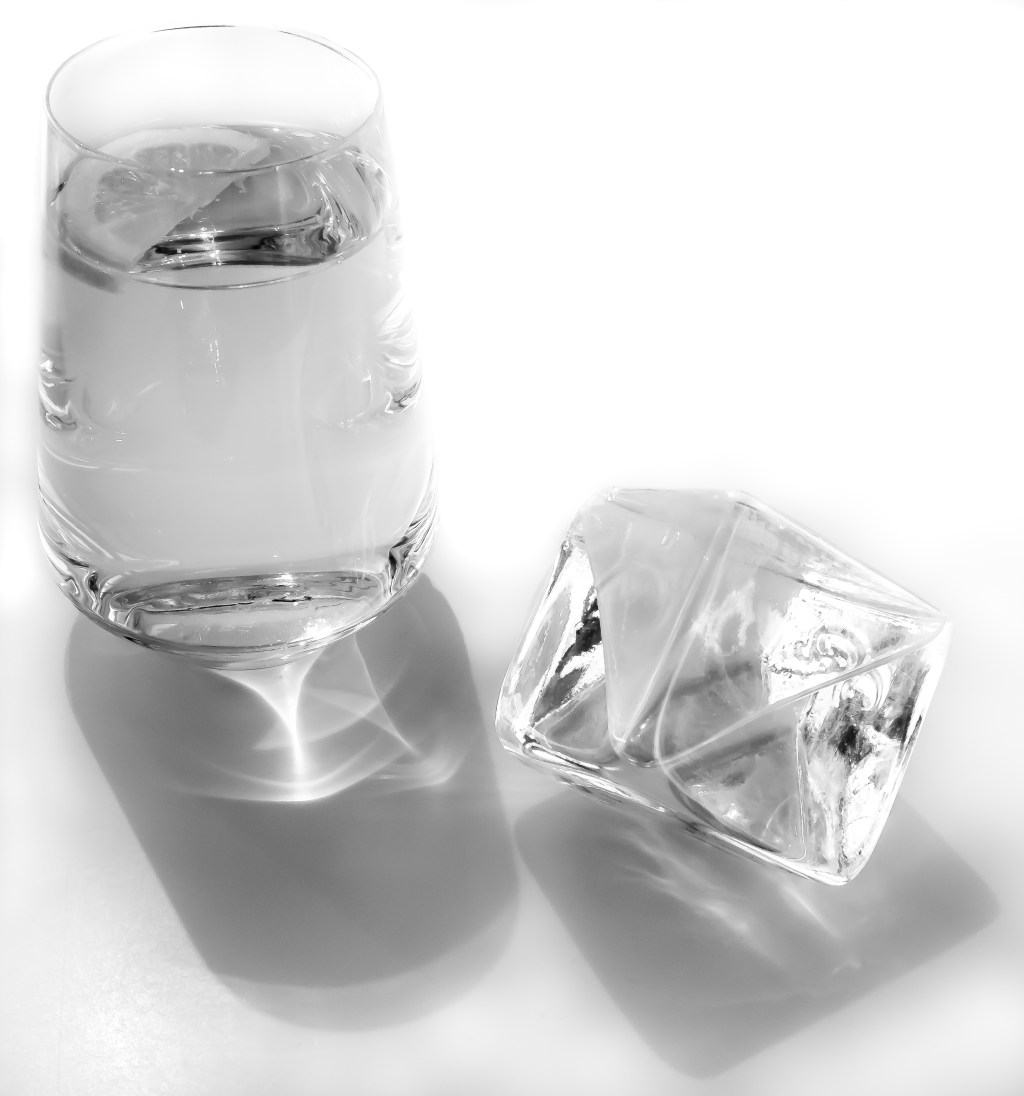 A glass, a vase and&nbsp;water