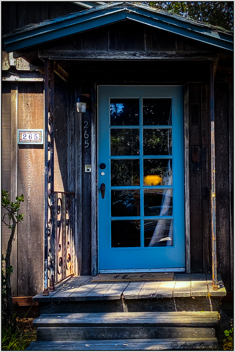 Thursday doors: Blue door with&nbsp;lamp