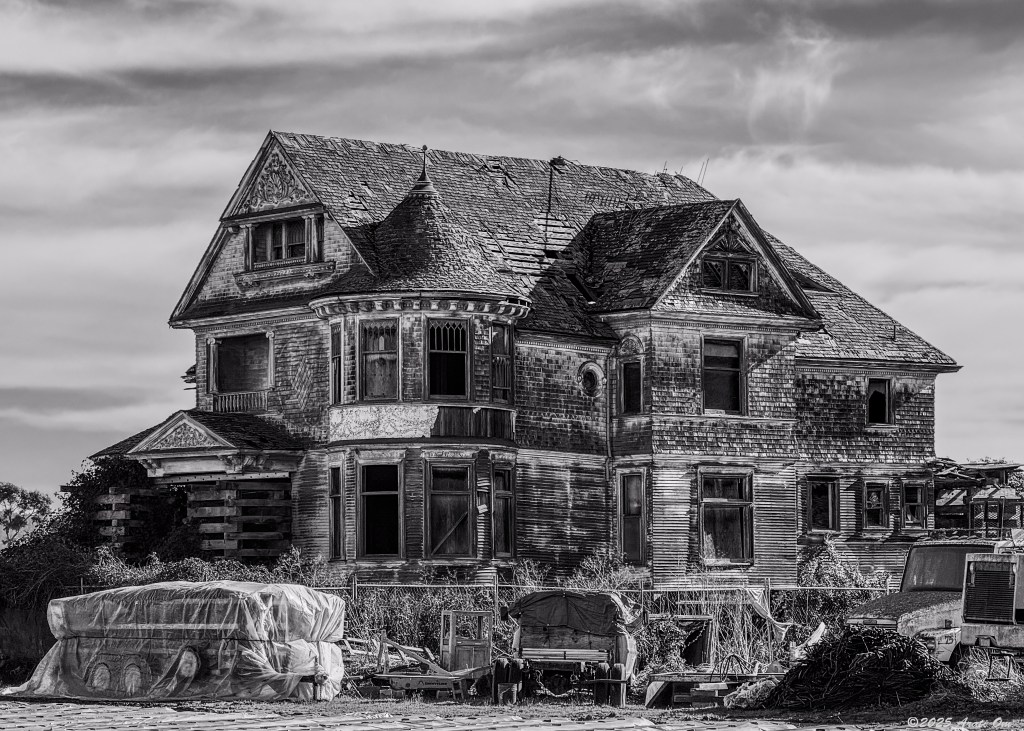 Monochrome Mondays: Still Standing – The old house off Hwy 1 – Watsonville, California –&nbsp;January-1-2025