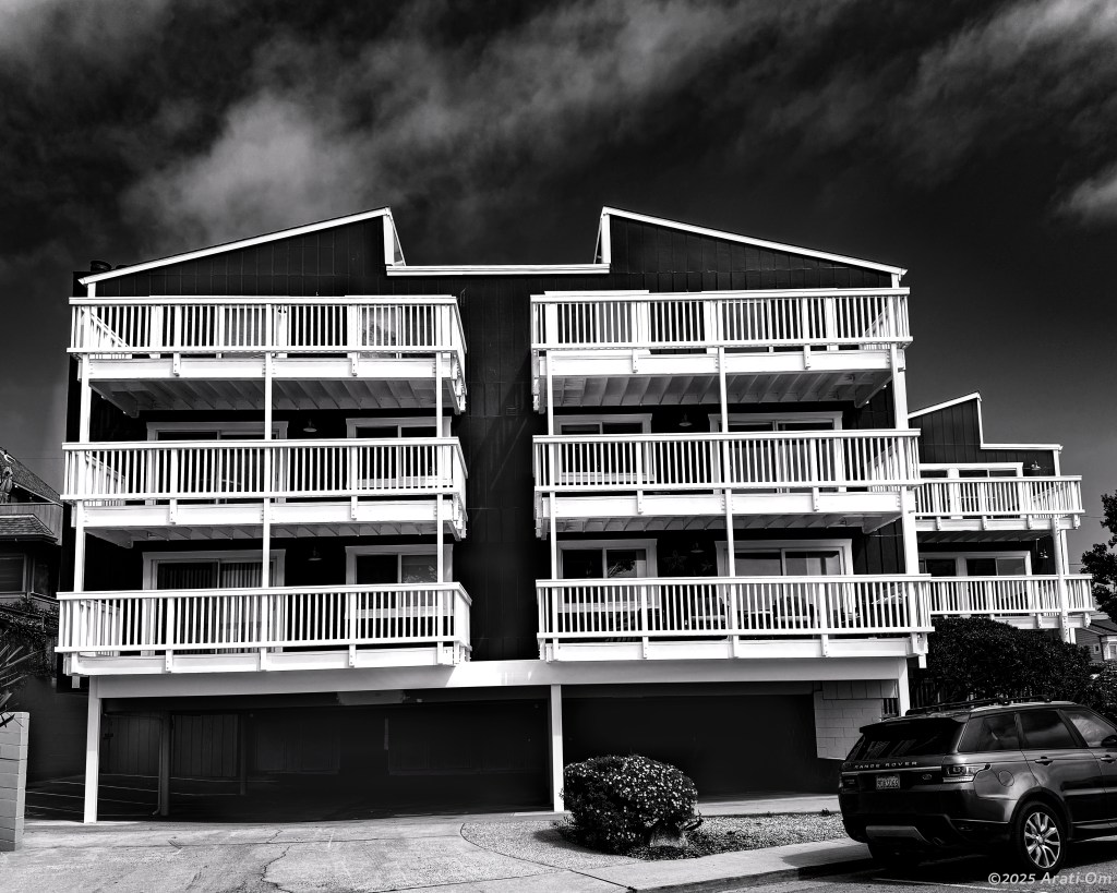 Monochrome Mondays: Rooms with a view of the&nbsp;harbor