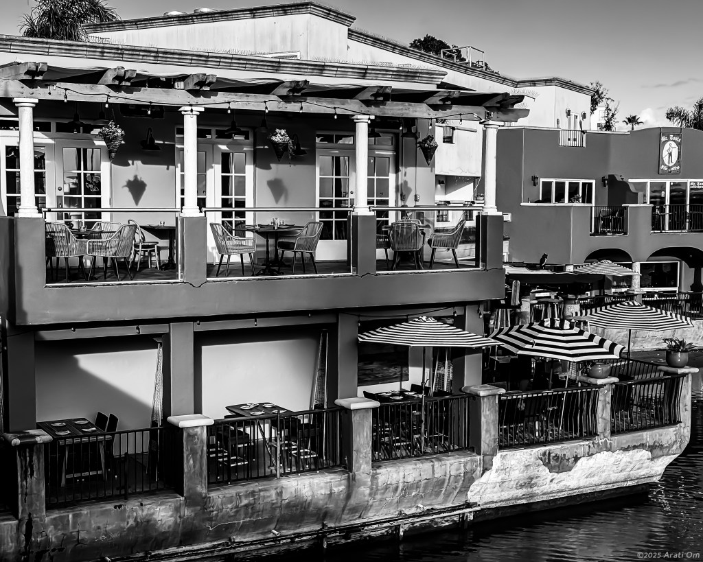 Monochrome Mondays: Outdoor seating&nbsp;ready