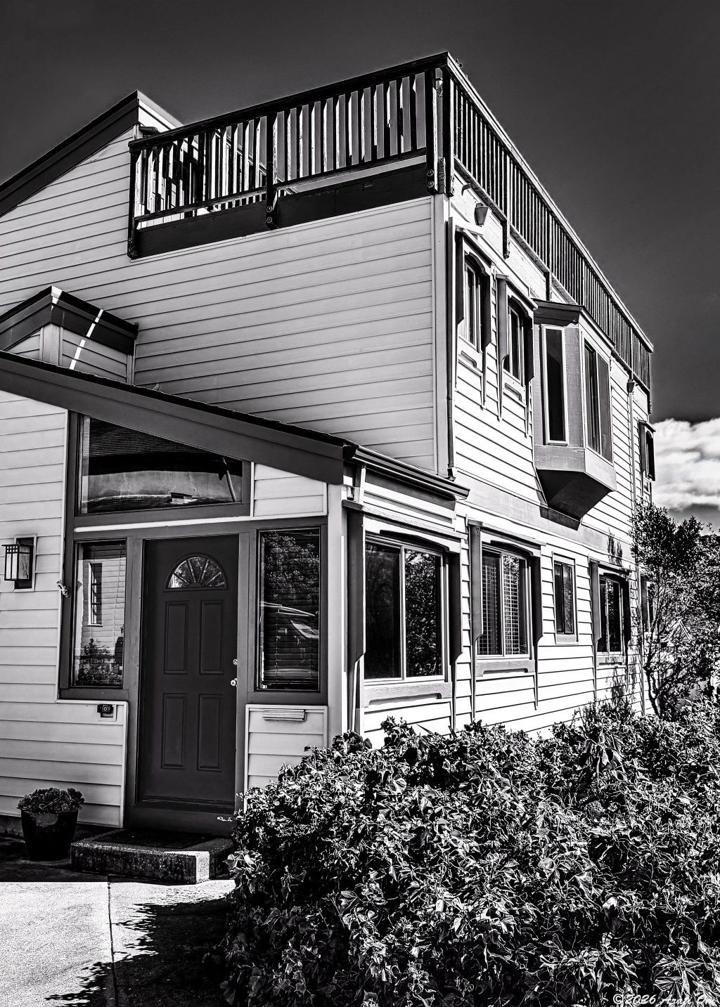 Monochrome Mondays: Ocean&nbsp;facing